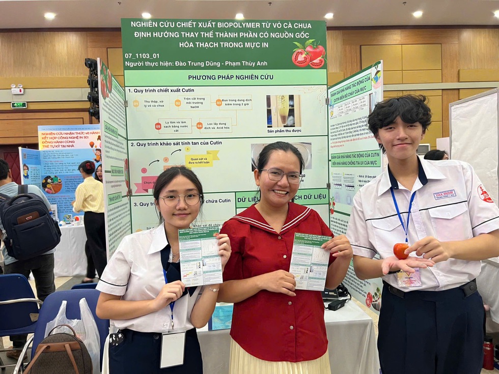 Nhóm học sinh biến vỏ cà chua thành mực in- Ảnh 4.