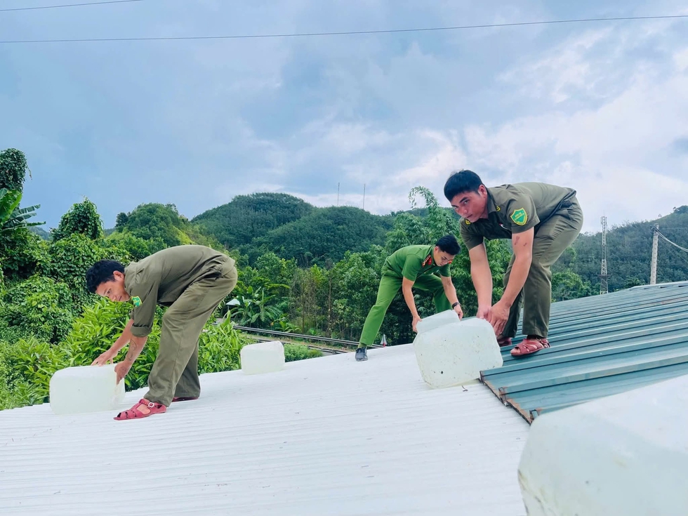 Đà Nẵng: Lực lượng vũ trang từ miền núi xuống biển, căng mình chống bão số 5- Ảnh 3.