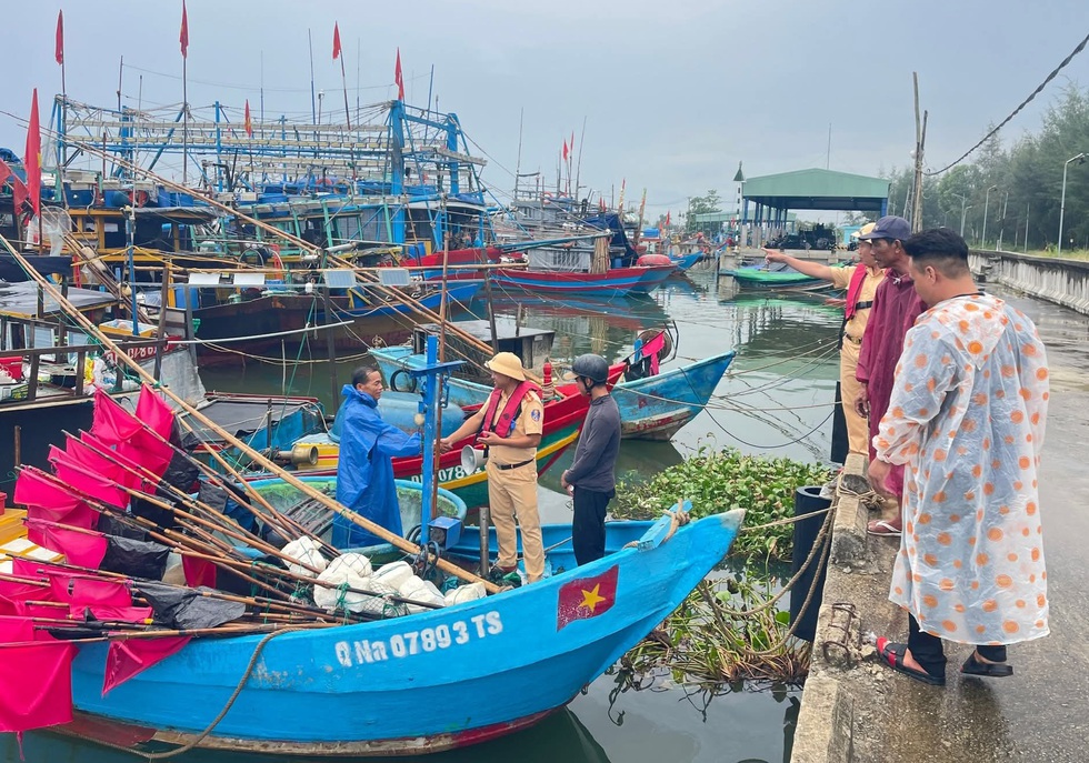 Đà Nẵng: Lực lượng vũ trang từ miền núi xuống biển, căng mình chống bão số 5- Ảnh 1.