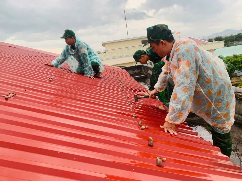 Đà Nẵng: Lực lượng vũ trang từ miền núi xuống biển, căng mình chống bão số 5- Ảnh 8.