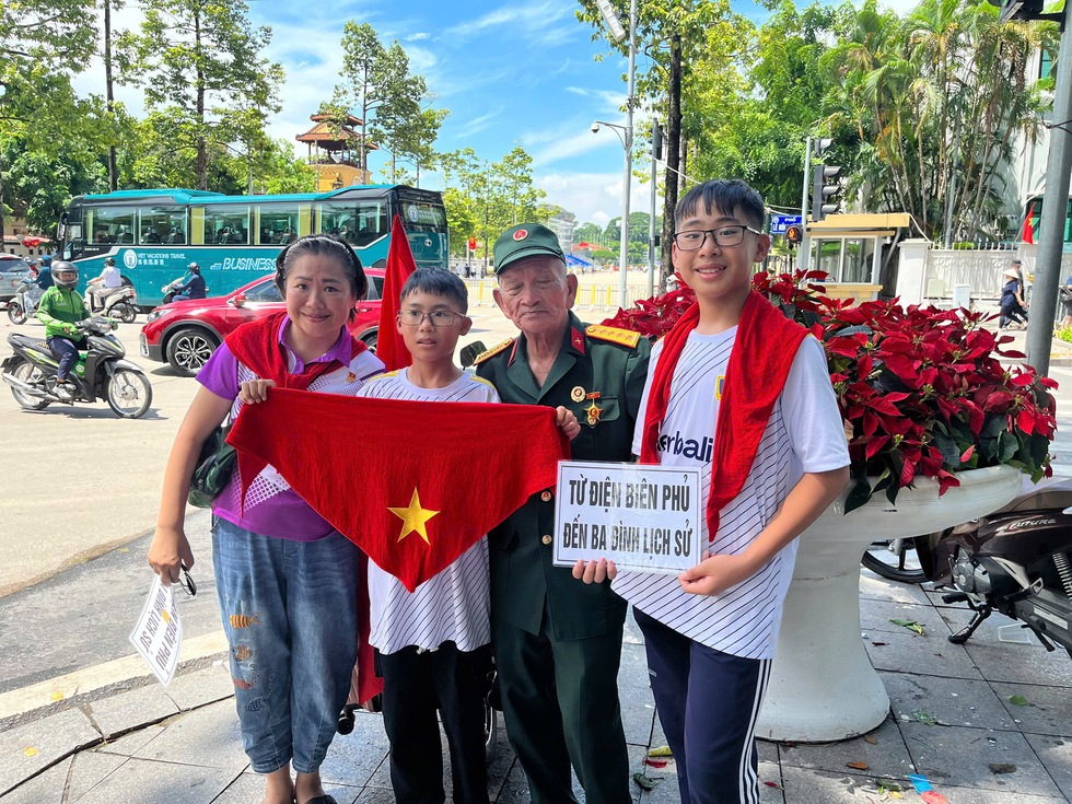 Anh em song sinh 13 tuổi đi bộ 7 ng&agrave;y từ Điện Bi&ecirc;n đến H&agrave; Nội xem diễu binh- Ảnh 2.