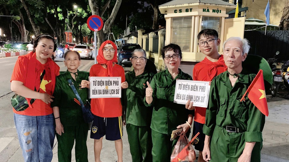 Anh em song sinh 13 tuổi đi bộ 7 ng&agrave;y từ Điện Bi&ecirc;n đến H&agrave; Nội xem diễu binh- Ảnh 5.