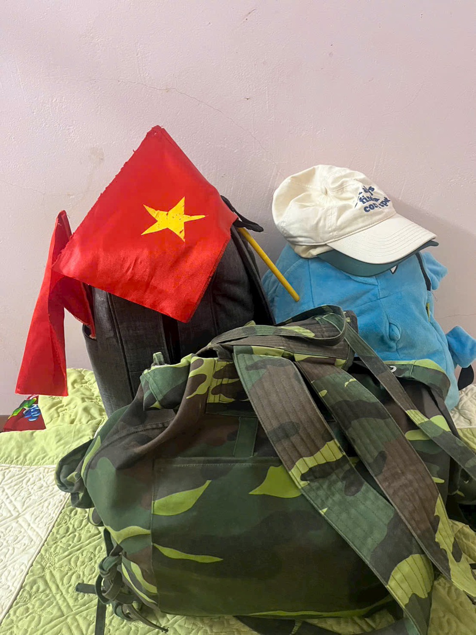 Anh em song sinh 13 tuổi đi bộ 7 ng&agrave;y từ Điện Bi&ecirc;n đến H&agrave; Nội xem diễu binh- Ảnh 4.