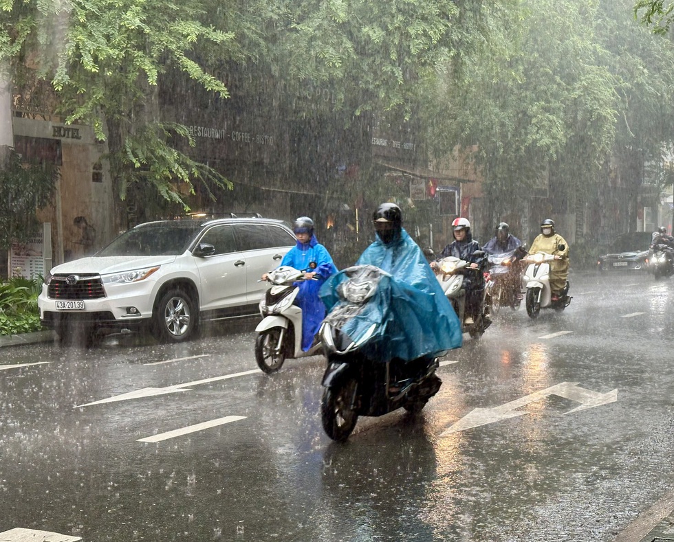 Sáng nay TP.HCM mưa lớn diện rộng do hoàn lưu bão số 5- Ảnh 1.