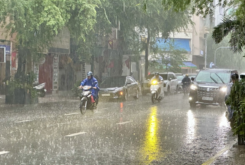Sáng nay TP.HCM mưa lớn diện rộng do hoàn lưu bão số 5- Ảnh 2.