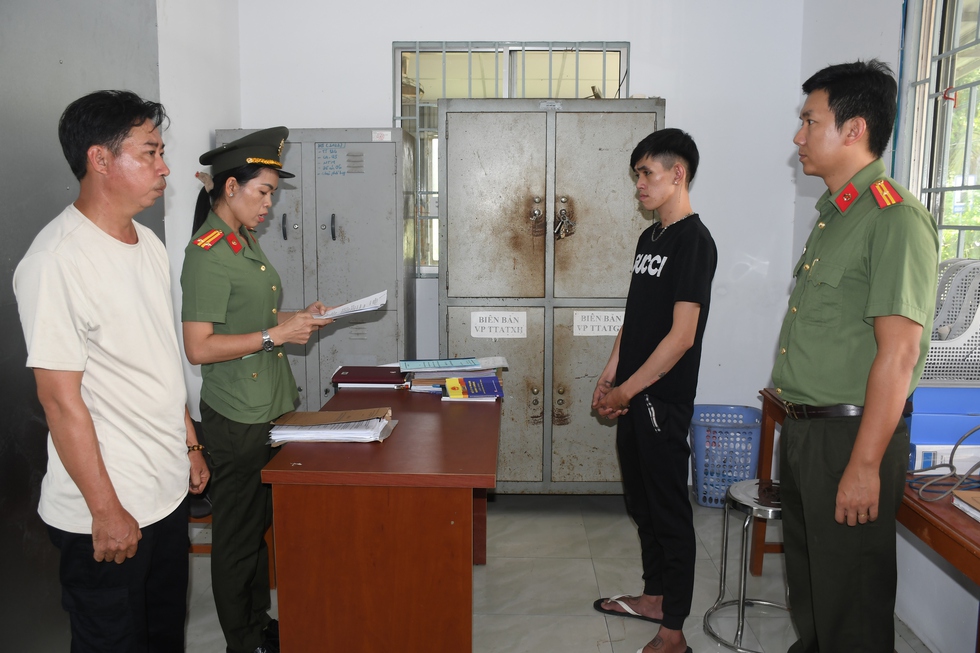 Đem súng quân dụng đi giải quyết mâu thuẫn, gặp công an ném lên mái nhà- Ảnh 1. Đem súng quân dụng đi giải quyết mâu thuẫn, gặp công an ném lên mái nhà- Ảnh 1.
