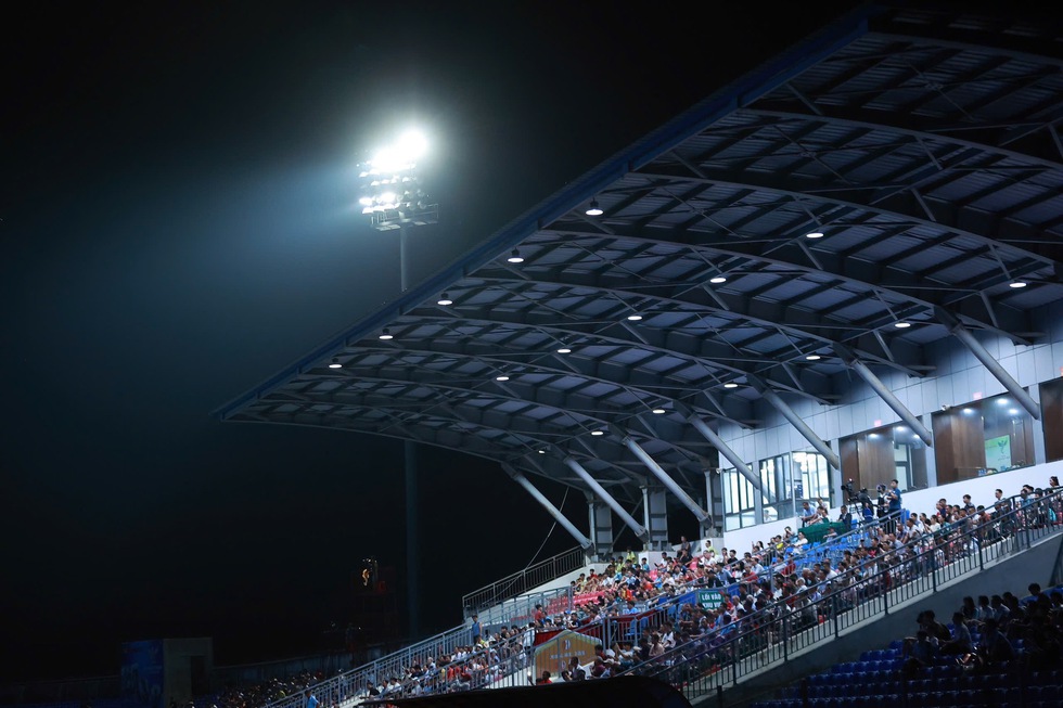 Ảnh hưởng sau b&atilde;o, s&acirc;n H&agrave; Tĩnh mất điện: Trận dẫn trước Thanh H&oacute;a phải tạm ngưng 24 ph&uacute;t- Ảnh 2.