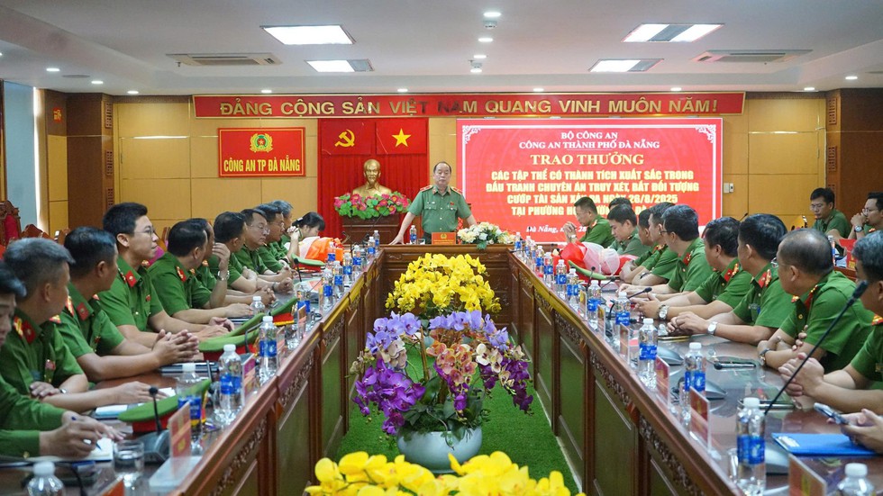 Cướp tiệm vàng: Công an Đà Nẵng khen thưởng lực lượng trắng đêm truy bắt nghi phạm- Ảnh 1.