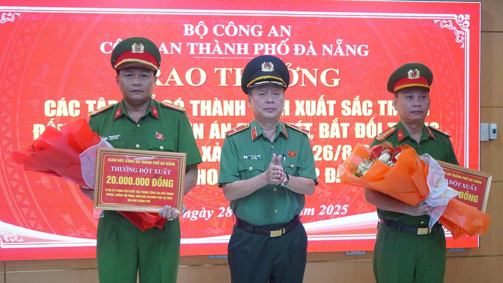 Cướp tiệm vàng: Công an Đà Nẵng khen thưởng lực lượng trắng đêm truy bắt nghi phạm- Ảnh 4.