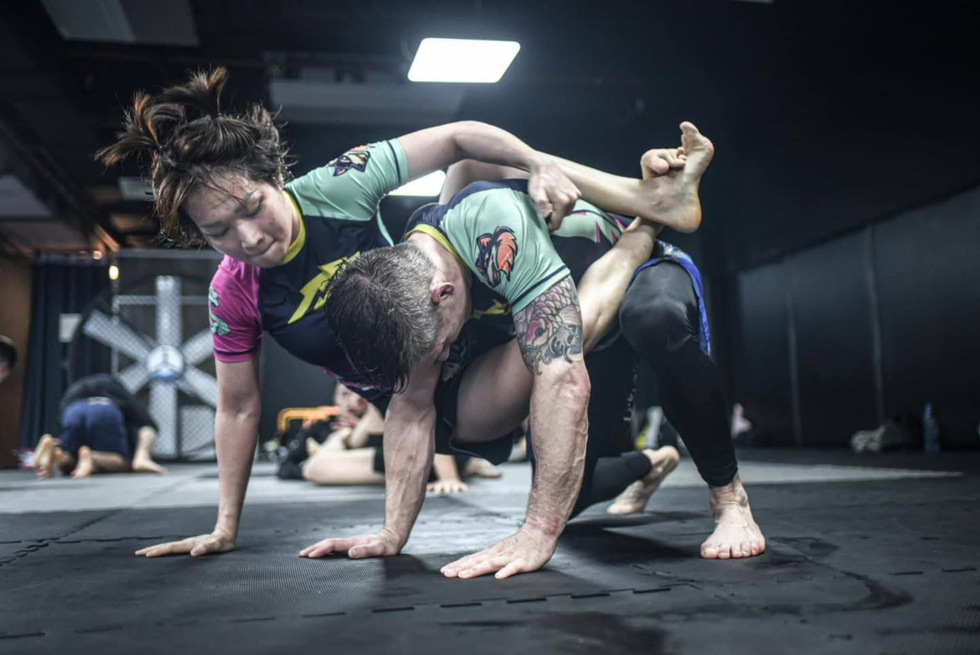 Vụ c&ocirc; g&aacute;i d&ugrave;ng đ&ograve;n kh&oacute;a siết, hạ thanh ni&ecirc;n xăm trổ: MMA l&agrave; m&ocirc;n v&otilde; g&igrave;?- Ảnh 1.