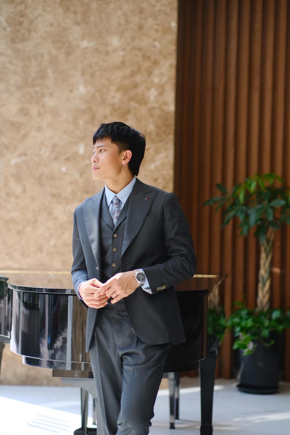 Ngoại h&igrave;nh 'g&acirc;y sốt' trước khi giảm c&acirc;n của nam ch&iacute;nh phim &lsquo;Mưa đỏ&rsquo;- Ảnh 1.