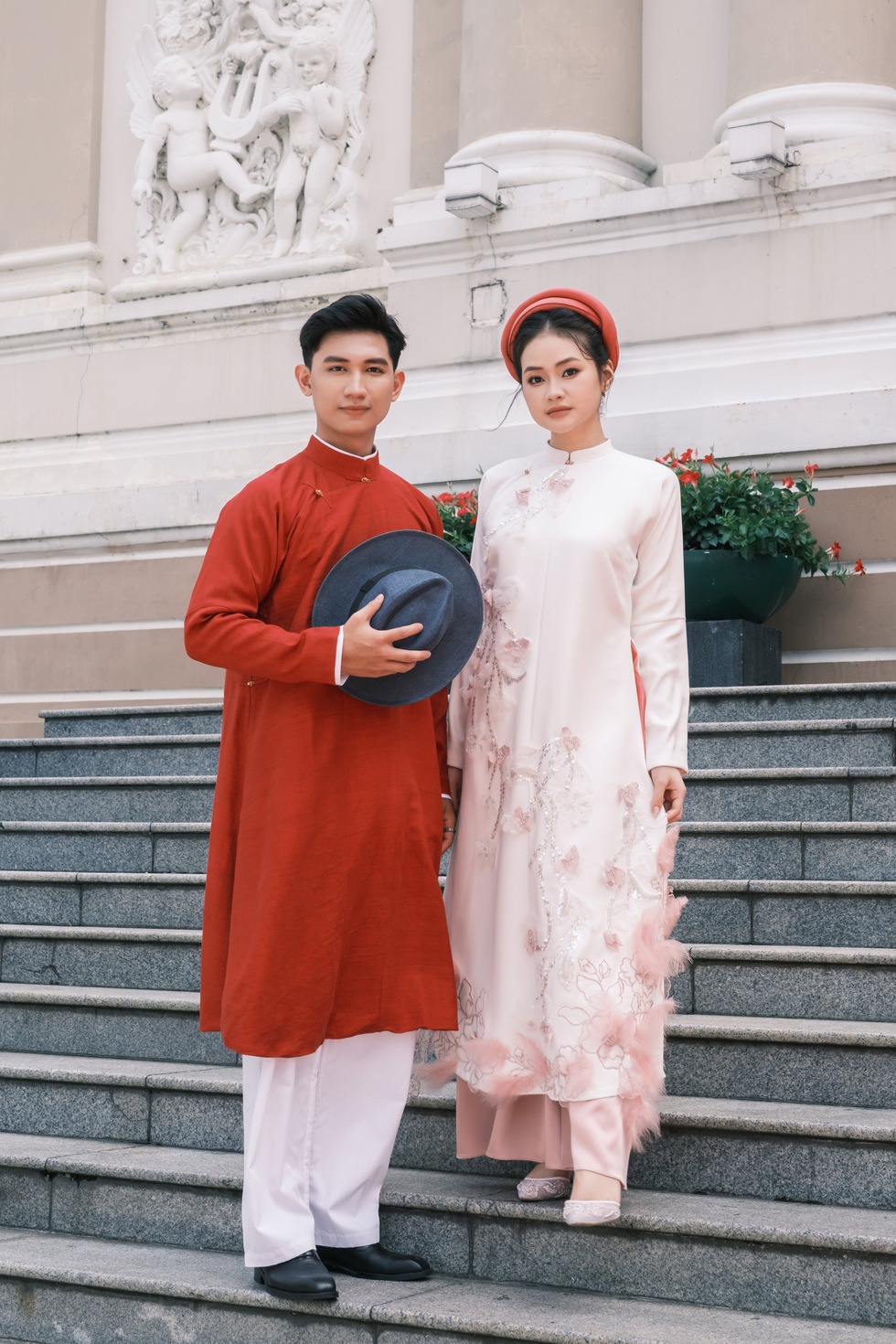 Nghệ nhân Năm Tuyền - người đam mê gìn giữ áo dài ngũ thân - Ảnh 1.