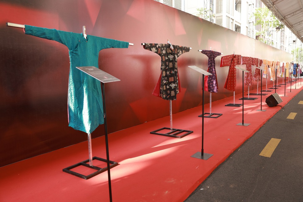 Nghệ nhân Năm Tuyền - người đam mê gìn giữ áo dài ngũ thân - Ảnh 3.