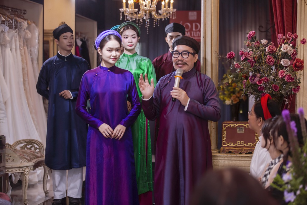 Nghệ nhân Năm Tuyền - người đam mê gìn giữ áo dài ngũ thân - Ảnh 2.