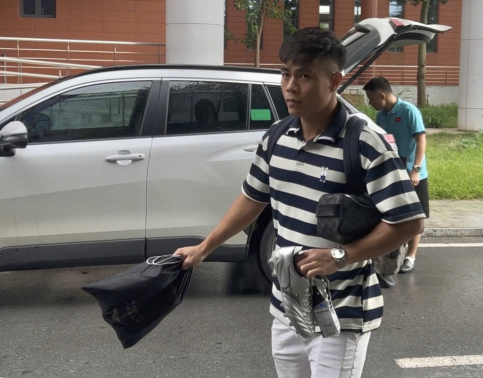 Đội tuyển Việt Nam hội quân, Cao Pendant Quang Vinh và Châu Ngọc Quang rất phong cách!- Ảnh 4.