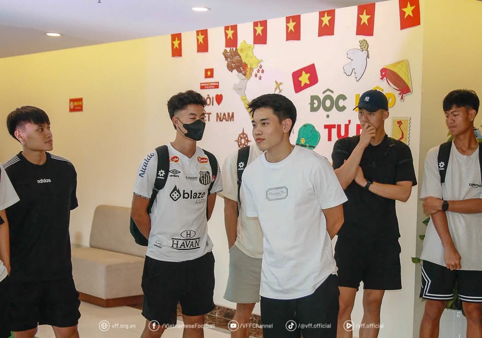 Trần Th&agrave;nh Trung đ&atilde; &lsquo;bắt s&oacute;ng&rsquo; L&ecirc; Viktor, khoảnh khắc được chờ đợi của U.23 Việt Nam- Ảnh 7.