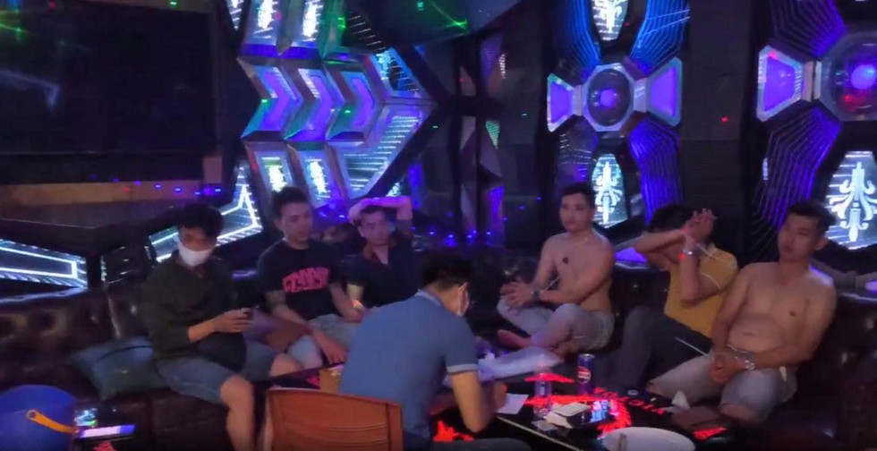 Đà Nẵng: Đột kích quán karaoke Victory, bắt quả tang nhiều người 'phê' ma túy - Ảnh 2. Đà Nẵng: Đột kích quán karaoke Victory, bắt quả tang nhiều người 'phê' ma túy - Ảnh 2.