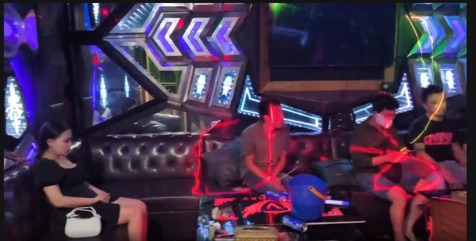 Đà Nẵng: Đột kích quán karaoke Victory, bắt quả tang nhiều người 'phê' ma túy - Ảnh 1. Đà Nẵng: Đột kích quán karaoke Victory, bắt quả tang nhiều người 'phê' ma túy - Ảnh 1.