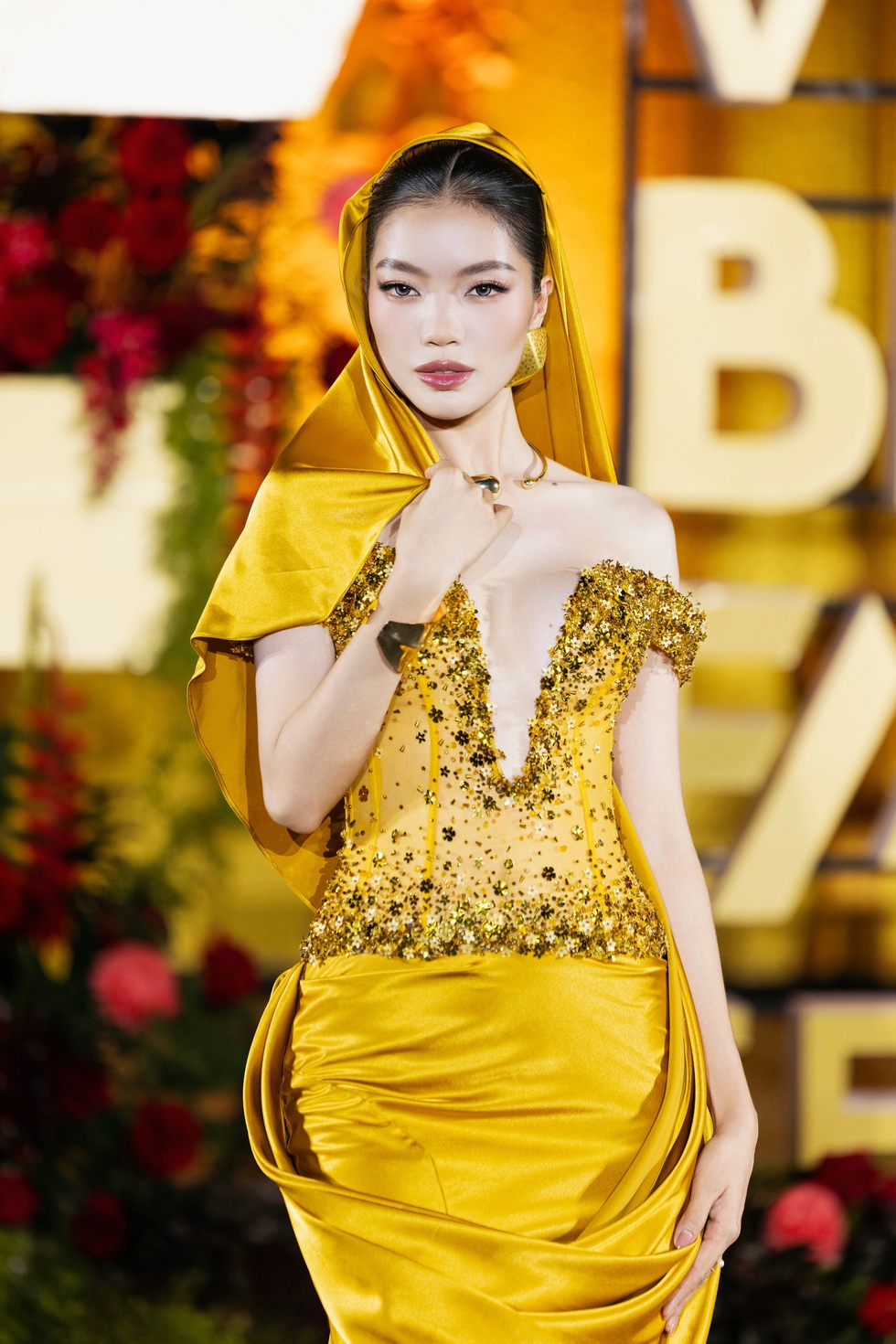 Lê Hoàng Phương diện trang phục nặng gần 20 kg trên sàn diễn ‘Vietnam Beauty Fashion Fest’- Ảnh 5.