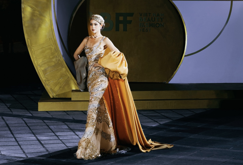 Lê Hoàng Phương diện trang phục nặng gần 20 kg trên sàn diễn ‘Vietnam Beauty Fashion Fest’- Ảnh 6.
