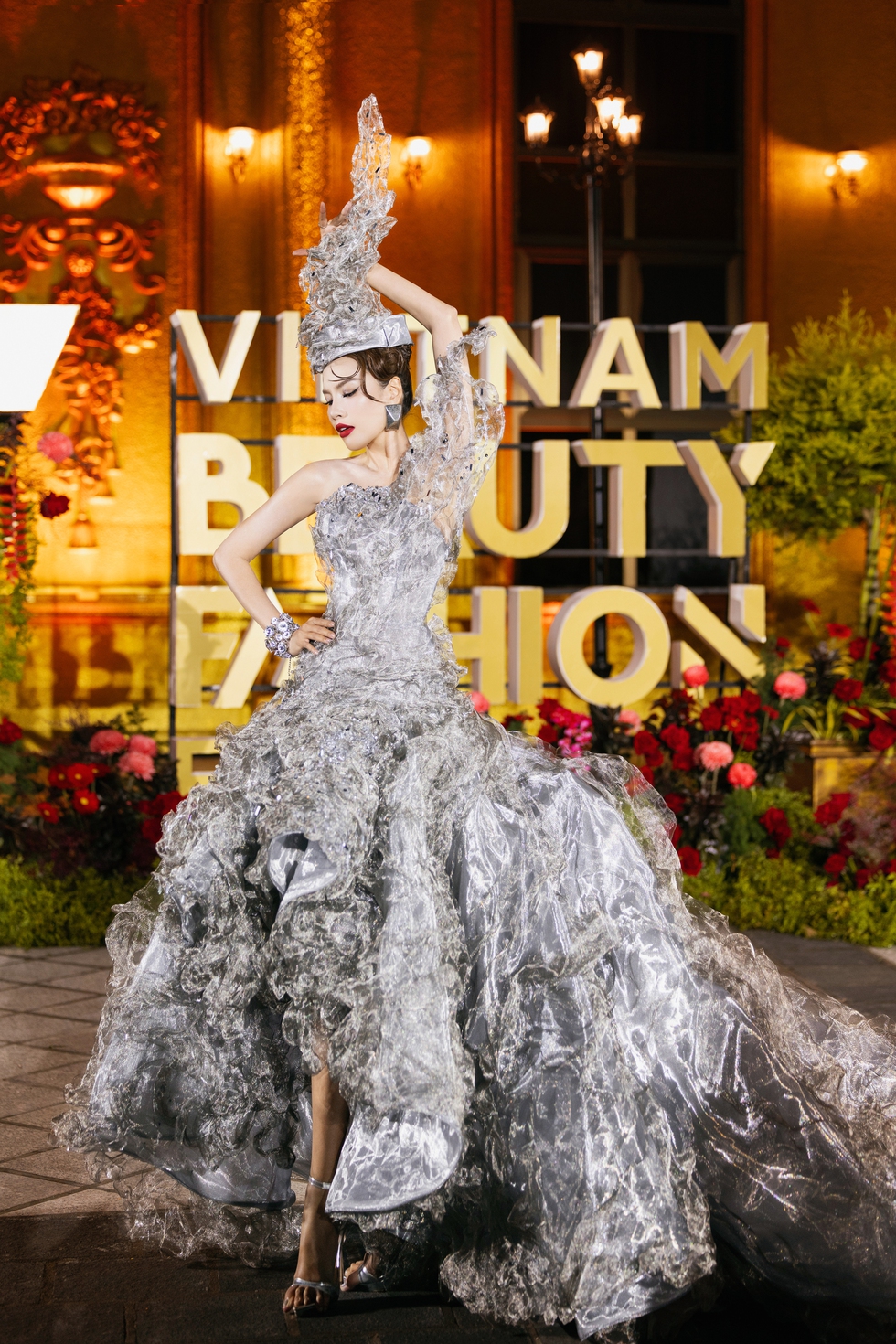 Lê Hoàng Phương diện trang phục nặng gần 20 kg trên sàn diễn ‘Vietnam Beauty Fashion Fest’- Ảnh 7.
