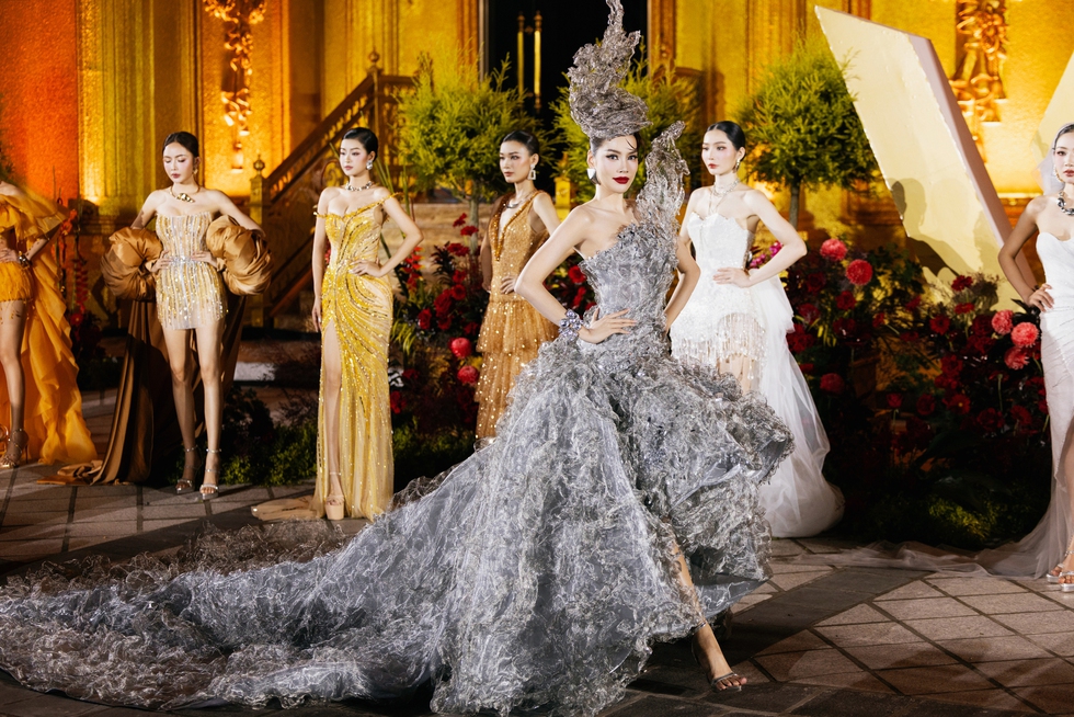 Lê Hoàng Phương diện trang phục nặng gần 20 kg trên sàn diễn ‘Vietnam Beauty Fashion Fest’- Ảnh 1.