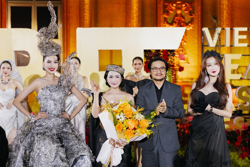 Lê Hoàng Phương diện trang phục nặng gần 20 kg trên sàn diễn ‘Vietnam Beauty Fashion Fest’- Ảnh 10.