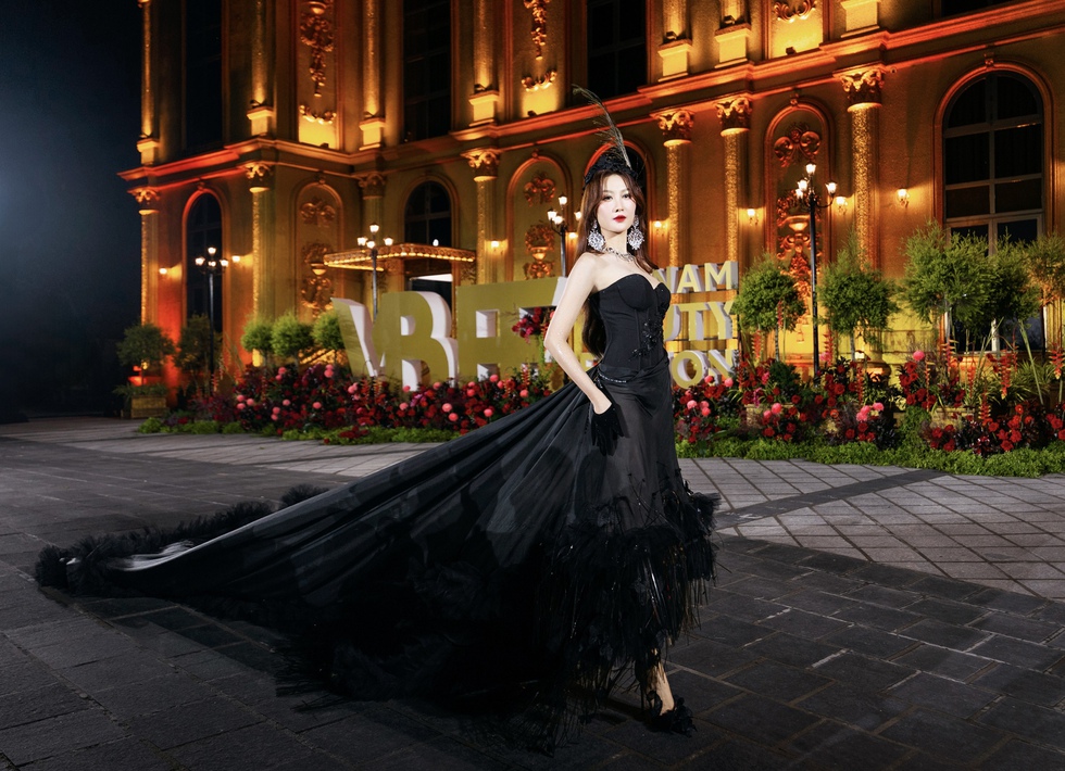 Lê Hoàng Phương diện trang phục nặng gần 20 kg trên sàn diễn ‘Vietnam Beauty Fashion Fest’- Ảnh 3.