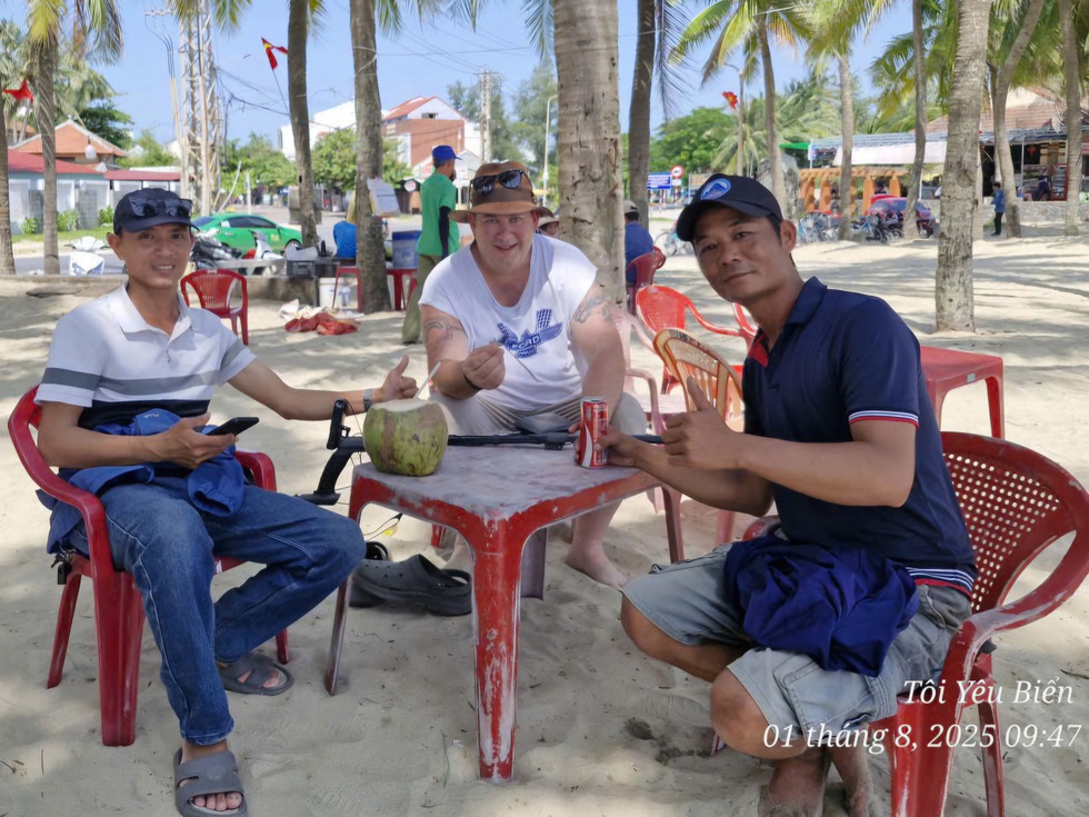 Tận tâm rà tìm nhẫn kim cương giúp du khách Úc, 2 nhân viên được khen ngợi- Ảnh 2.