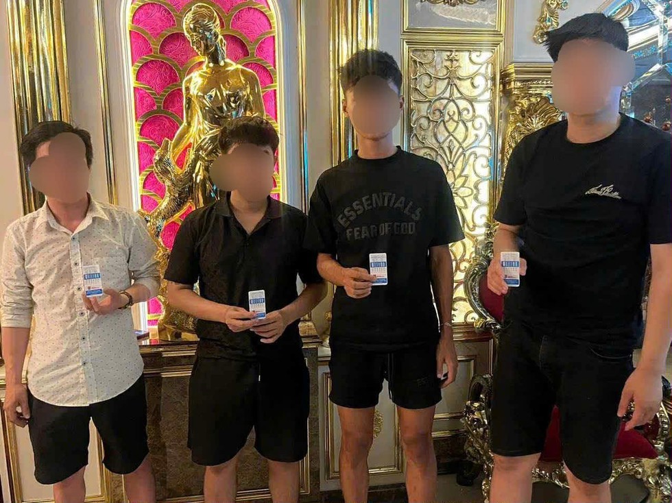 Đà Nẵng: 'Đột kích' quán karaoke lúc rạng sáng, phát hiện khách dương tính ma túy - Ảnh 2.