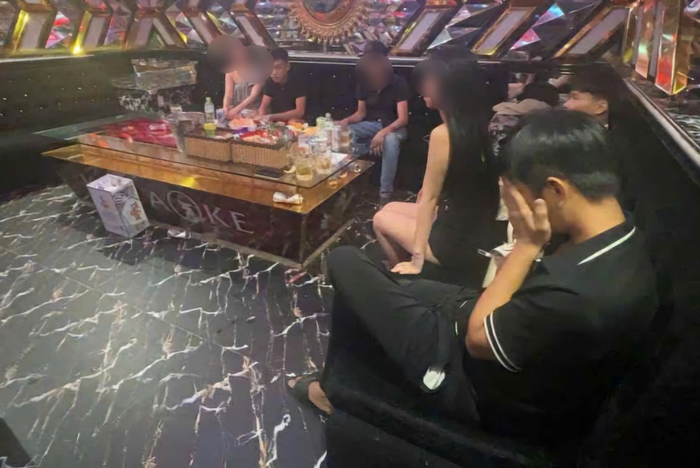 Đà Nẵng: 'Đột kích' quán karaoke lúc rạng sáng, phát hiện khách dương tính ma túy - Ảnh 1.