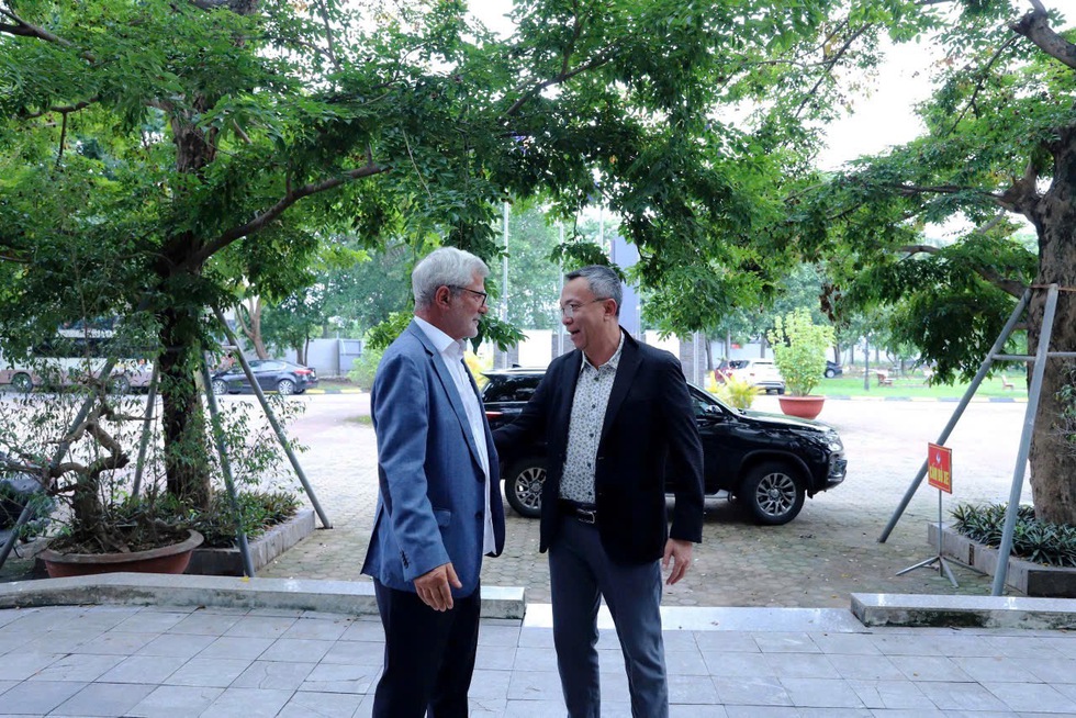 HLV Calisto bất ngờ quay lại Việt Nam, có cuộc làm việc rất quan trọng cùng Chủ tịch VFF- Ảnh 3.