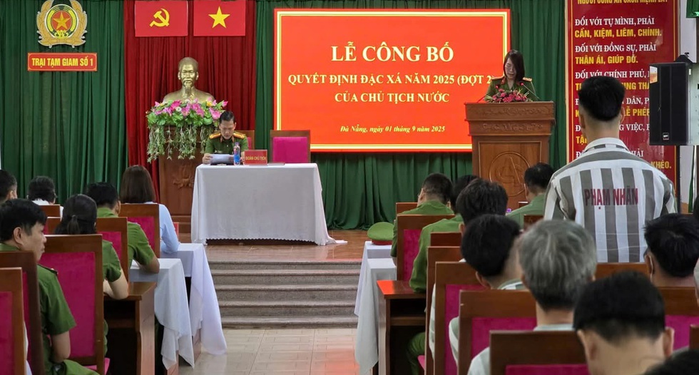 Đặc xá dịp Quốc khánh 2.9: Nước mắt ngày rời song sắt, đoàn tụ gia đình - Ảnh 4. Đặc xá dịp Quốc khánh 2.9: Nước mắt ngày rời song sắt, đoàn tụ gia đình - Ảnh 4.