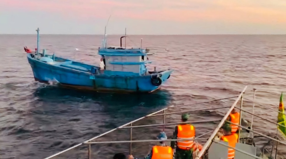 Ngư dân bị cáp tời đập vào đầu nguy kịch, được đưa về bờ cấp cứu- Ảnh 1. Ngư dân bị cáp tời đập vào đầu nguy kịch, được đưa về bờ cấp cứu- Ảnh 1.
