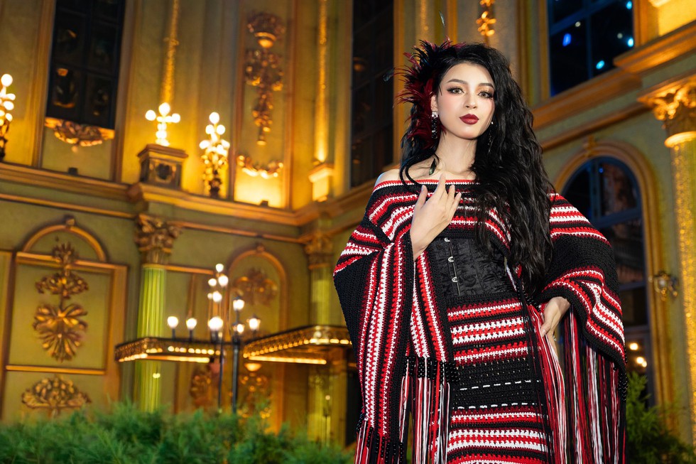 Hoa hậu Quế Anh trình diễn trang phục ‘Châu Ro cầu mùa’- Ảnh 5.