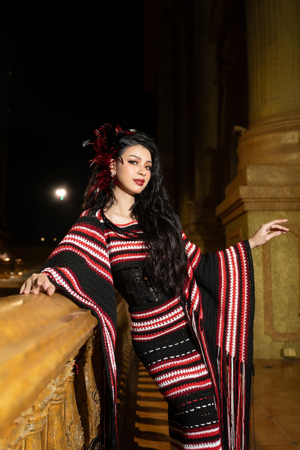 Hoa hậu Quế Anh trình diễn trang phục ‘Châu Ro cầu mùa’- Ảnh 6.