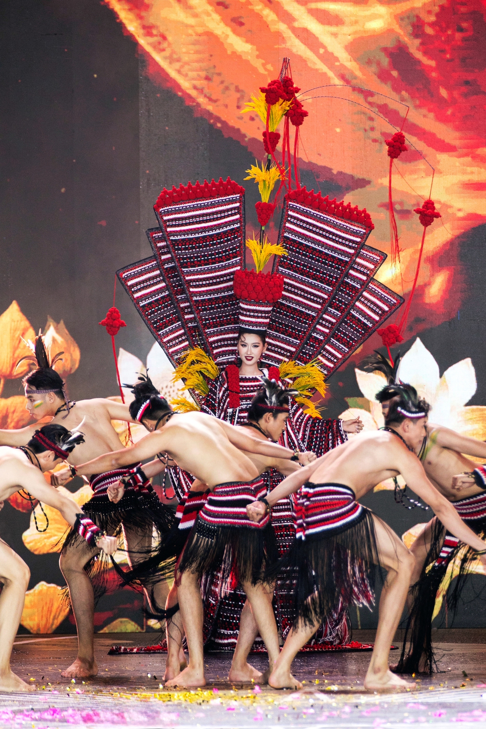 Hoa hậu Quế Anh trình diễn trang phục ‘Châu Ro cầu mùa’- Ảnh 4.