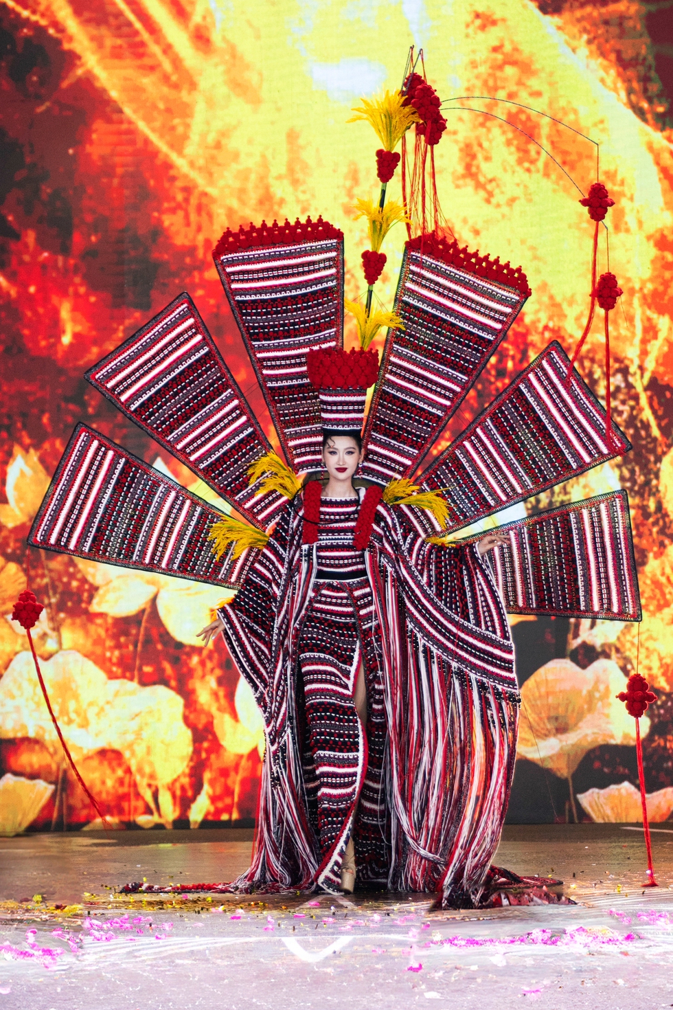 Hoa hậu Quế Anh trình diễn trang phục ‘Châu Ro cầu mùa’- Ảnh 2.