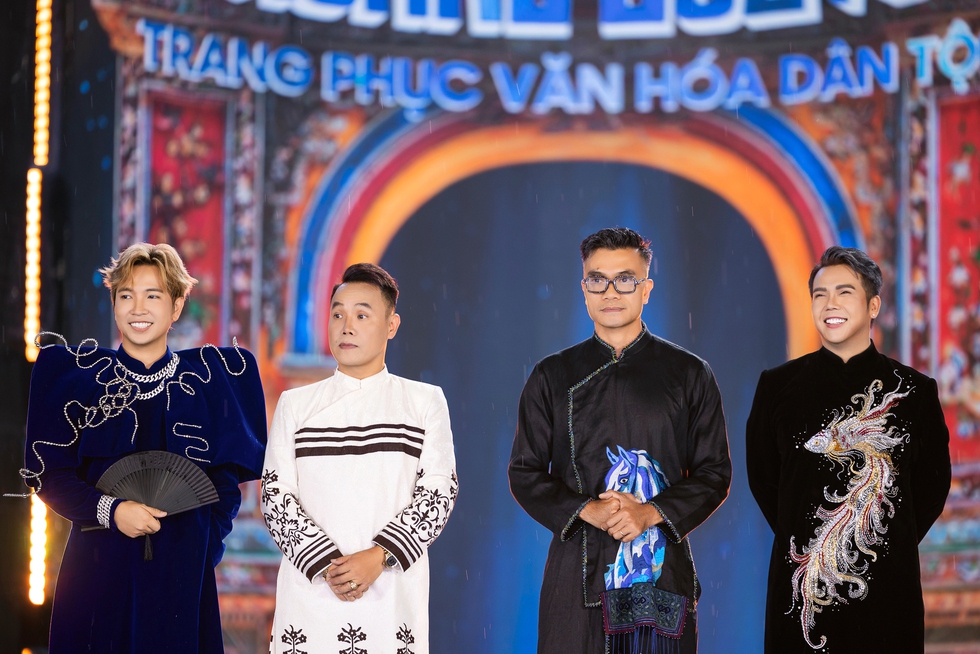 Hoa hậu Quế Anh trình diễn trang phục ‘…