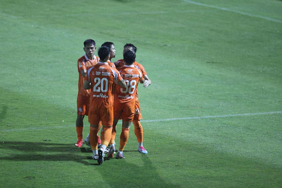 Sao U.23 Việt Nam L&ecirc; Viktor th&agrave;nh &lsquo;g&agrave; son&rsquo;, kiến tạo ph&uacute;t 90+7: H&agrave; Tĩnh thắng nhọc Quảng Ninh- Ảnh 4.