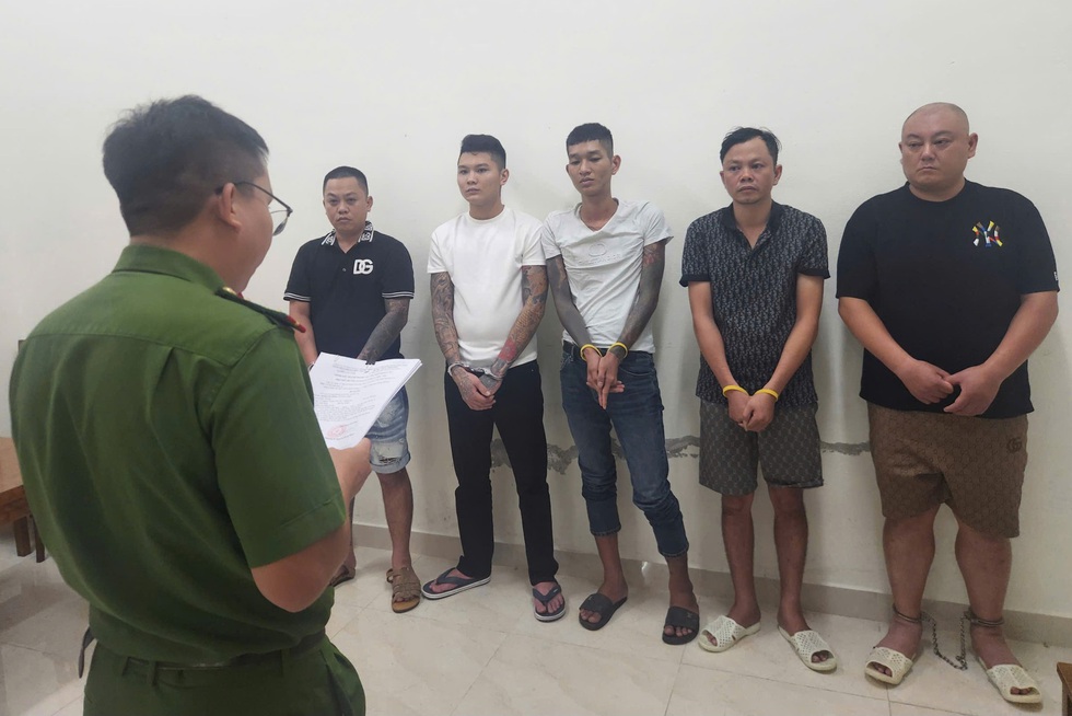 Hai người Trung Quốc bị khống chế sau thua bạc, công an Đà Nẵng giải cứu- Ảnh 1.