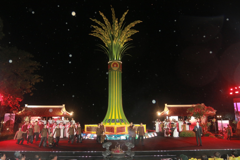 'Dòng sông hoa lửa' tri ân cá…