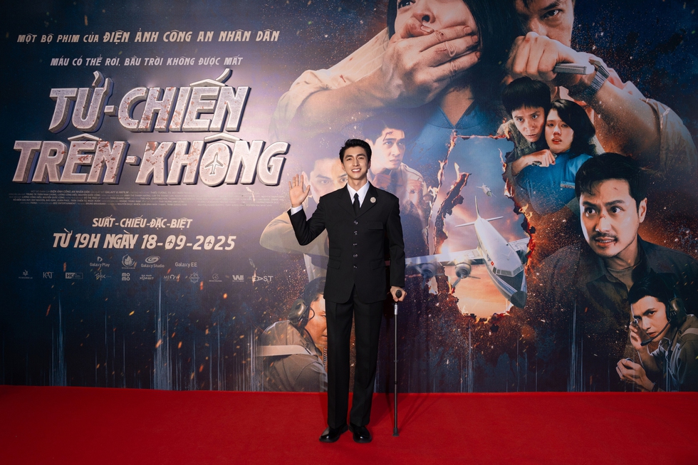 B&igrave;nh An chống nạng đến dự ra mắt phim &lsquo;Tử chiến tr&ecirc;n kh&ocirc;ng&rsquo;- Ảnh 2.
