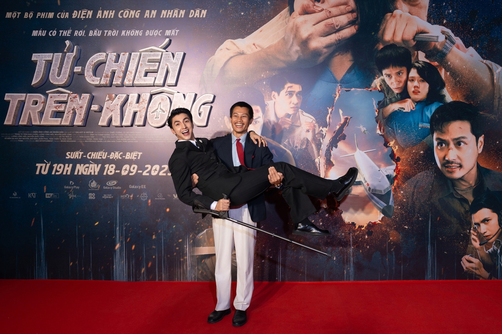 B&igrave;nh An chống nạng đến dự ra mắt phim &lsquo;Tử chiến tr&ecirc;n kh&ocirc;ng&rsquo;- Ảnh 3.
