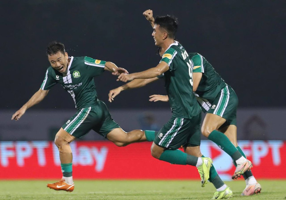 Minh Vương ghi b&agrave;n trong trận ra mắt CLB Trường Tươi Đồng Nai