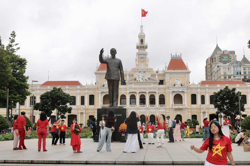 Rạng rỡ xuống phố h&ograve;a m&igrave;nh v&agrave;o kh&ocirc;ng kh&iacute; của ng&agrave;y Tết độc lập- Ảnh 1.