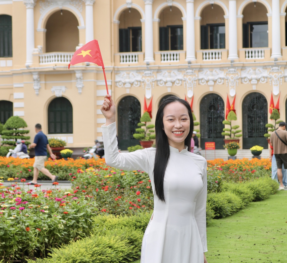 Rạng rỡ xuống phố h&ograve;a m&igrave;nh v&agrave;o kh&ocirc;ng kh&iacute; của ng&agrave;y Tết độc lập- Ảnh 8.