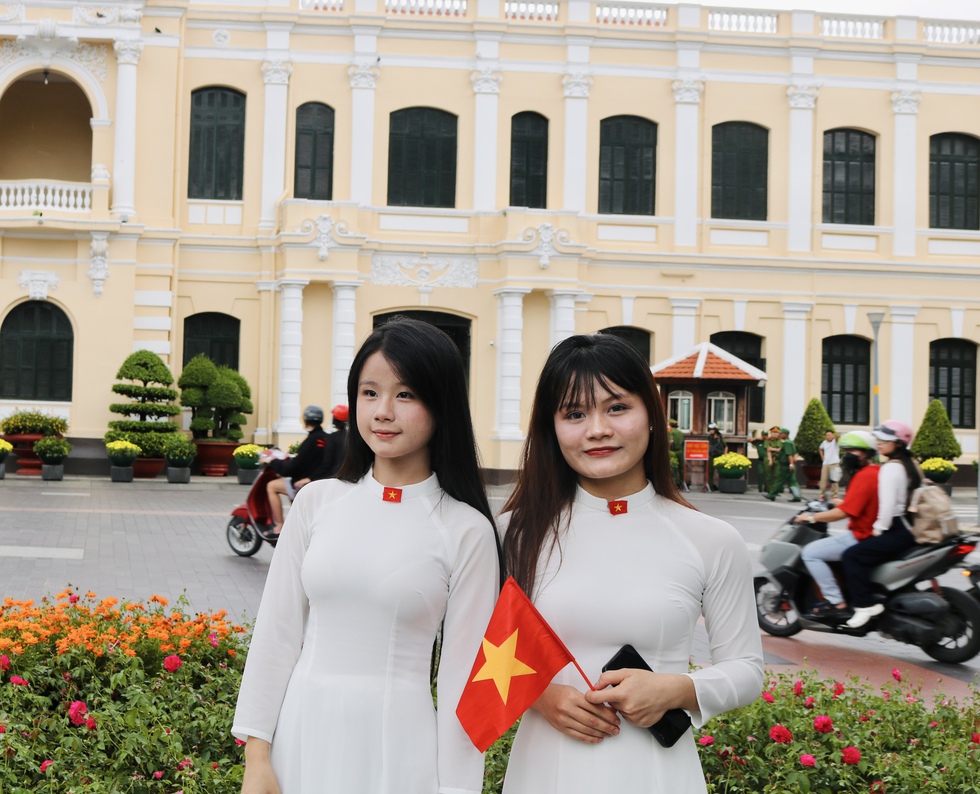 Rạng rỡ xuống phố h&ograve;a m&igrave;nh v&agrave;o kh&ocirc;ng kh&iacute; của ng&agrave;y Tết độc lập- Ảnh 3.