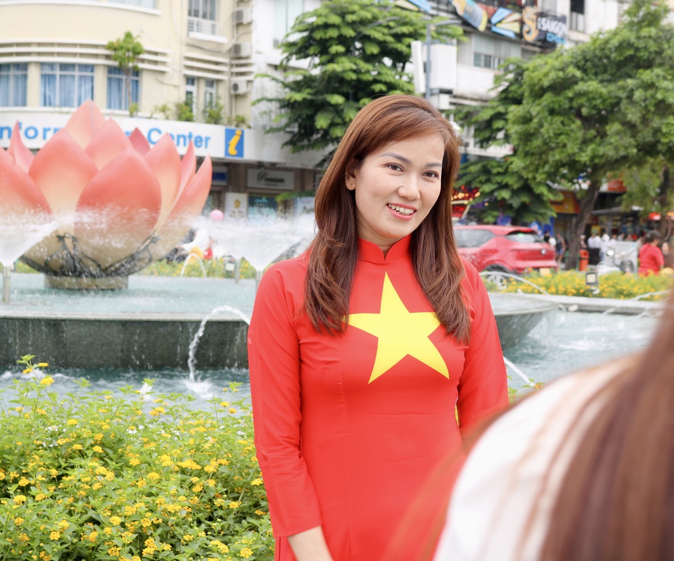 Rạng rỡ xuống phố h&ograve;a m&igrave;nh v&agrave;o kh&ocirc;ng kh&iacute; của ng&agrave;y Tết độc lập- Ảnh 6.