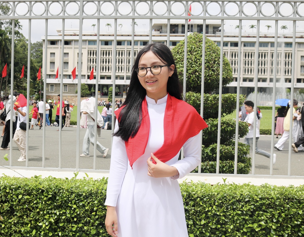 Rạng rỡ xuống phố h&ograve;a m&igrave;nh v&agrave;o kh&ocirc;ng kh&iacute; của ng&agrave;y Tết độc lập- Ảnh 5.